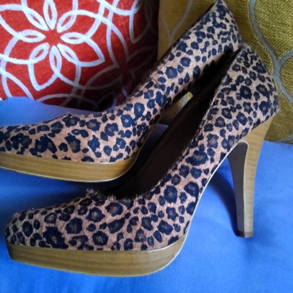 Leopard print pumps. Gently worn. Sz8